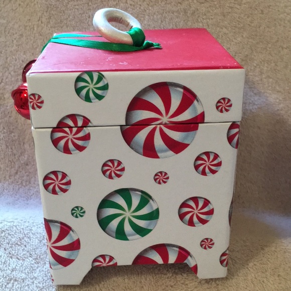 Peppermint Swirl Soy Wax Scented Candle  NWT 6.5oz - Picture 4 of 12